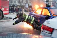 Chicago Fire – Chicago Fire Staffel 7, Folge 13 Ein rettender Sprung aus dem Auto: David Eigenberg als Christopher Herrmann. Copyright: SRF/NBC Universal
