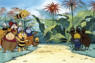 Biene Maja – Maja und Willi warten zusammen mit den anderen Insekten am Ziel auf den Sieger.