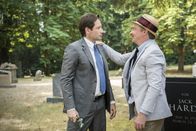 Akte X - Die unheimlichen Fälle des FBI – Bei seinen Ermittlungen in einem Mordfall trifft Mulder (David Duchovy, l.) auf den seltsamen Guy Man (Rhys Darby, r.). Ist dieser wirklich ein Mensch?