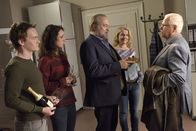 Der Alte – v.l.n.r. Tom Kupfer (Ludwig Blochberger), Anna Lorenz (Stephanie Stumph), Hauptkommissar Richard Voss (Jan-Gregor Kremp), Dr. Franziska Sommerfeld (Christina Rainer) nehmen Abschied von ihrem langjährigen Kollegen Gerd Heymann (Michael Ande).