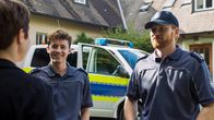 Mordufer – Schockverliebt: Der junge Zollbeamte Nico Arnold (Paul Ahrens, M.) ist sofort hingerissen von der neuen Kriminalhauptkommissarin Chiara Locatelli (Maria Wördemann, l.). Florian Jäger (Lucas Prisor, r.) bleibt wesentlich professioneller als sein junger Kollege.