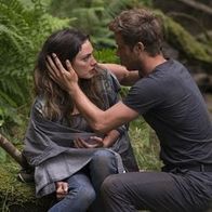 Take Down - Die Todesinsel – Amy (Phoebe Tonkin, l.)