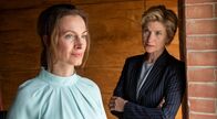 SOKO Stuttgart – Als der berühmte Stuttgarter Magier Magic Miles getötet aufgefunden wird, wird dessen Ehefrau Katja Kluge (Dagny Dewath, l.) umgehend benachrichtigt. Sie klärt jedoch die erste Kriminalhauptkommissarin Martina Seiffert (Astrid M. Fünderich, r.) auf: Bei dem Toten handelt es sich nicht um ihren Mann, sondern um dessen Doppelgänger. Wer hatte Grund, diesen zu töten?