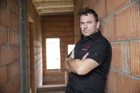 Pfusch am Bau – Im Kampf gegen den Pfusch: Der EU-Bausachverständige Günther Nussbaum (Foto) greift verzweifelten Häuslbauern, die Opfer von Baumängeln geworden sind, unter die Arme ...
