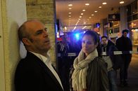 SOKO Stuttgart – Behutsam versucht Selma Kirsch (Yve Burbach, r.) den Ehemann des Opfers, Hannes Petermann (Peter Kremer, l.), zu befragen, aber er ist noch zu geschockt von den Ereignissen. Im Hintergrund haben sich Schaulustige eingefunden.