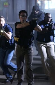 Numb3rs - Die Logik des Verbrechens – Erica Logan überfällt den Juwelier Rausch und erpresst die Herausgabe von Diamanten mit dem Hinweis, dass seine Familie entführt worden ist. Auf dem Weg aus dem Laden wird die Frau vom Wachmann erschossen. Nun sind Don Eppes (Rob Morrow, M.) Colby Granger (Dylan Bruno, l.) und David Sinclair (Alimi Ballard, r.) gefragt um die Entführten zu finden ...