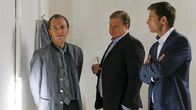 Die Rosenheim-Cops – Ihre Ermittlungen führen die Kommissare Hansen (Igor Jeftic, r.) und Hartl (Michael A. Grimm, M.) zu Benedikt Langer (Philipp Brammer, l.), der das Opfer mit brisanten Informationen versorgt hatte.