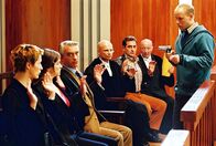 Edel & Starck – Tumult im Gerichtssaal: Mit einer Pistole hält Stefan Pelzer (Bernd-Michael Lade, r.) Patricia (Barbara Demmer, l.), Sandra (Rebecca Immanuel, 2.v.l.), Felix (Christoph M. Ohrt, 3.v.l.), Richter Hartmann (Alexander Radszun, M.), Otto (Hasan Ali Mete, 3.v.r.) und Richter Schubert (Wolf-Dietrich Berg, 2.v.r.) in Schach.