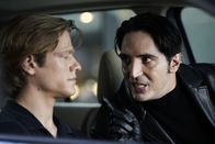 MacGyver – MacGyver (Lucas Till, l.); Murdoc (David Dastmalchian, r.)