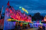 ZDF.reportage: Die Kirmes-Anfänger: Kampf mit der Geisterbahn – Von Nord nach Süd reist die Geisterbahn "Bartsches Spukschloss" durch Deutschland – und jede Station wird zur Herausforderung für die Macher.