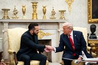 Die Akte Trump – Deal mit versteckten Interessen? US-Präsident Donald Trump gibt Nayib Bukele, dem Präsidenten von El Salvador, bei einem Treffen im Oval Office des Weißen Hauses die Hand.