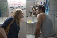 Fack Ju Göhte – Lisi Schnabelstedt (Karoline Herfurth, l.) kann es nicht glauben, was sie da sehen muss: Aushilfslehrer Zeki Müller (Elyas M'Barek, r.) hat sich im volltrunkenen, tief schlafendem Zustand von seinen Schülern erwischen lassen - mit sichtbaren Folgen ...
