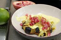 Kochs anders – Die Vorspeise von Benedikt Schultheis: geröstete Auberginen mit Curry- Joghurt und Granatapfelkernen.