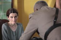 Death in Paradise – Angela Young (Shirley Henderson) soll DI Richard Poole vertreten.