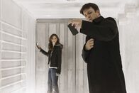 Castle – In einem Kühllaster gefangen: Richard Castle (Nathan Fillion, l.) und Kate Beckett (Stana Katic, r.)