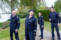WaPo Bodensee – Paul Schott (Tim Wilde, li.), Nele Fehrenbach (Floriane Daniel, 2.v.li.), Julia Demmler (Wendy Güntensperger, 2.v.re.) und Jakob Frings (Max König, re.) sind auf der Suche nach zwei Bankräubern, die sich mit zwei Geiseln am Ufer des Bodensees verstecken.