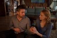 Herbststurm – Ein Sturm schottet Helen Matthews (Patricia Clarkson, r.) und den mysteriösen William Grant (Scott Speedman, l.) von der Außenwelt ab und dann taucht auch noch ein Killer auf, der William nun ein für alle Mal töten will ...