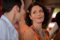Death in Paradise – Inspector Neville Parker (Ralf Little, l.) gratuliert Catherine Bordey (Elizabeth Bourgine, r.) zur Geburt ihres Enkelkindes.