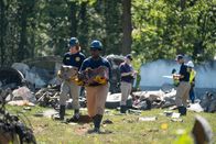 Mayday - Alarm im Cockpit – REENACTMENT - While NTSB Investigator Joe Sedor (played by Jason Faulkner) makes preliminary notes, NTSB Crash Investigators secure the Black Box, a crucial piece of evidence that will help determine what downed Comair Flight 5191. (Cineflix 2020/Darren Goldstein)