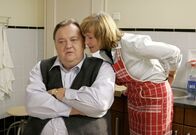 Bloch – 15 Uhr im Ersten. Dass Hannah (Katrin Sass) Bloch (Dieter Pfaff) wie in alten Zeiten bekochen will, macht den Psychologen ziemlich ratlos...