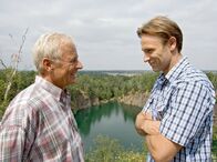 In aller Freundschaft – Martin Stein (Bernhard Bettermann, rechts) und Otto Stein (Rolf Becker), die jedes Jahr am Todestag von Martins Mutter gemeinsam etwas unternehmen, fahren diesmal in die Walachei zelten.