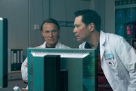 In aller Freundschaft – Dr. Martin Stein (Bernhard Bettermann, li.) und Dr. Philipp Brentano (Thomas Koch, re.) sehen sich die Aufnahmen von Sybille Keller an. Dabei entdecken sie neben dem gebrochenen Oberschenkel eine Raumforderung im Abdomen.