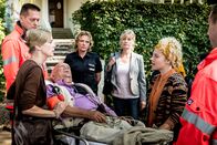 Notruf Hafenkante – Friedrich Magnus (Christian Grashof, liegend) hat der Besuch seiner Tochter Constanze (Milena Dreißig, l.) und deren Anschuldigungen, dass die Musikstudentin Paula Tennhagen (Charly Ann Schmutzler, 2.v.r.) ihn wegen seines Geldes und Hauses ausnutzen würde, derart aufgeregt, dass er einen Zusammenbruch erlitten hat. Claudia (Janette Rauch, 4.v.l.) und die Sozialarbeiterin Karin Berger (Anne Kasprik, 3.v.r.) sind unschlüssig, was sie von der ganzen Situation halten sollen.