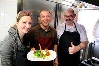 Verrückt nach Meer – Küchenpraktikantin Elisabeth (links) und der Küchenchef der Grand Lady Christian Seegatz (rechts) bekommen von Patrick Hartl, dem Betreiber eines Restaurants auf Gran Canaria, in dessen Restaurant einige Spezialitäten präsentiert. Sie dürfen mitkochen und so wird der Küchenchef wieder zum Lehrling. Weiteres Bildmaterial finden Sie unter www.br-foto.de.