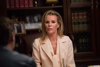 The Nice Guys – Spielt die die ranghohe Ministerialbeamtin Judith Kutner (Kim Basinger) ein doppeltes Spiel?