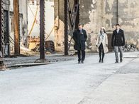Elementary – Auf dem Weg zu Moriarty ins Gefängnis: Capt. Gregson (Aidan Quinn, l.), Dr. Watson (Lucy Liu, M.) und Sherlock Holmes (Jonny Lee Miller, r.). Doch wird dieser Besuch ihnen wichtige Hinweise im Fall einer Kindesentführung geben - oder werden sie den raffinierten Tricks und Spielchen Moriartys zum Opfer fallen?