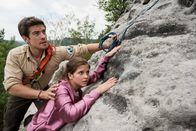 Der Ranger – Nationalpark-Ranger Jonas Waldek (Philipp Danne) ist zum Glück sofort zur Stelle, um Maxi (Anais Cherif) aus der Felswand zu befreien.