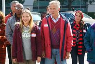 The Middle – Maddie (Ashlee Füss, l.); Maddies Dad (Bil Dwyer, r.)