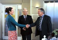 Rote Rosen – ARD ROTE ROSEN FOLGE 1772 Uhr im ERSTEN. Carla (Maria Fuchs, l.) springt über ihren Schatten und gibt sich gegenüber der Reiseveranstalter (Komparsen) als Geschäftsführerin aus, um dem Hotel nicht zu schaden.