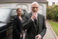 Die Chefin – Vera Lanz (Katharina Böhm, l.) befragt den Richter Dr. Jakob Murnau (Ernst Stötzner, r.) zum Prozess von Thore Wilke. Doch er scheint etwas zu verschweigen.