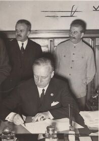 Countdown zum Zweiten Weltkrieg – 1939: Joachim von Ribbentrop bei Vertrags-Unterzeichnung in Moskau.