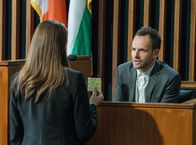 Elementary – Als Sherlock Holmes (Jonny Lee Miller, r.) vor dem Polizeigericht aussagen muss, steht nicht nur seine eigene Zukunft auf dem Spiel, sondern auch die von Watson ...