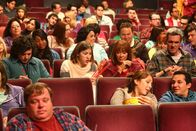 The Middle – v.l.n.r.) Axl (Charlie McDermott); Sue (Eden Sher); Frankie (Patricia Heaton); Mike (Neil Flynn)
