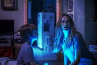 Lights out – (v.l.n.r.) Martin (Gabriel Bateman); Rebecca (Teresa Palmer)