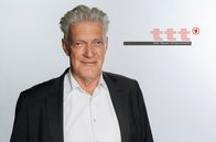 ttt - titel, thesen, temperamente – Max Moor gibt Informationen über aktuelle Ereignisse und wichtige Trends im deutschen und internationalen Kulturleben. ttt stellt Künstler aller Genres in den Mittelpunkt der Betrachtung, macht Kunst optisch erfahrbar, zeigt Zusammenhänge auf und stellt den Wettstreit der Meinungen in der Kulturszene dar.