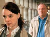 Tatort – 15 Uhr im Ersten. Als Kommissar Frank Thiel (Axel Prahl) die russische Studentin Larissa (Chulpan Khamatova) kennen lernt, vergisst er für einen Moment sogar seinen aktuellen Mordfall.