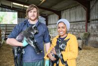 Foodhacks mit Nadiya Hussain – Nadiya begleitet in Wales einen vielbeschäftigten Tierarzt während der Lämmersaison.