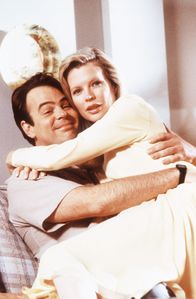 Meine Stiefmutter ist ein Alien – Mit Steve (Dan Aykroyd) lernt die Außerirdische Celeste (Kim Basinger) im Schnellkurs irdische Liebe - und findet Gefallen daran.