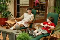 Two and a Half Men – Jake (Angus T. Jones, r.) hat Geburtstag, und zu Charlies (Charlie Sheen, l.) Freude kommt auch Judiths attraktive Schwester Liz, mit der er einst heißen Sex hatte. Doch leider kann diese sich nicht mehr daran erinnern ...