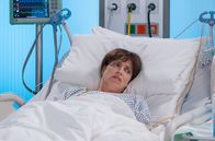 In aller Freundschaft – Gefängnisinsassin Monika Vietmann (Anna Thalbach) verweigert trotz starker Bauchschmerzen jede weitere Diagnostik.
