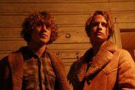 Outback - Tödliche Jagd – v.li.: Max Thompson (Charlie Falkner), William Thompson (Michael Windeyer)