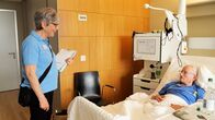 mitenand – mitenand Radio S: Ein Lichtblick im Krankenhausalltag Einen Lieblingssong spielen und so die bedrückende Situation aufhellen – das will das Radio S, ein Spitalradio im Kanton Thurgau. Freiwillige unterhalten seit 44 Jahren Patientinnen, Ärzte und Pflegepersonal. Vor allem das wöchentliche Wunschkonzert wird sehr geschätzt. Copyright: SRF
