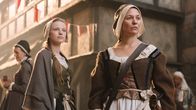 Terra X: Ein Tag in... – Anna Stein (Julia Thurnau, r.) gibt ihr Wissen an ihre Lehrmagd (Elina Vaska, l.) weiter. Mit ihren Kräuterbeuteln am Kleid waren sie leicht als Hebammen zu erkennen.