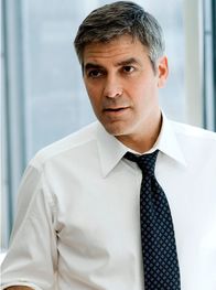 Michael Clayton – Lautlos und effizient vertusch Michael Clayton (George Clooney) Skandale, um mächtige Klienten aus Politik und Wirtschaft zu schützen. Seit zwölf Jahren erledigt er diesen schmutzigen Job, doch die Chefs behandeln ihn noch immer als untergeordnete Charge.
