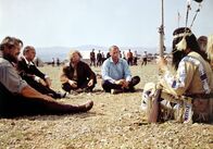 Winnetou I – Bill Jones (Walter Barnes, l.), Bancroft (Branko Spoljar, 2.v.l.), Sam Hawkens (Ralf Wolter, M.), Old Shatterhand (Lex Barker, 2.v.r.) und Winnetou (Pierre Brice, r.) beratschlagen sich.