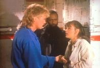 MacGyver – Durch einen Zufall haben MacGyver (Richard Dean Anderson, l.) und Frank (Cleavon Little, M.) Sofia (Christianne Hirt, r.) entdeckt.